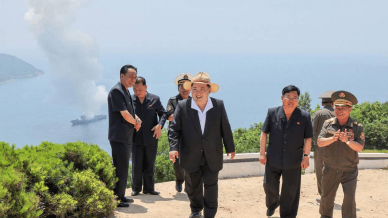 Foto - Kuzey Kore'den ABD'ye mesaj gibi gösteri! Kim Jong-un yerinde izledi!