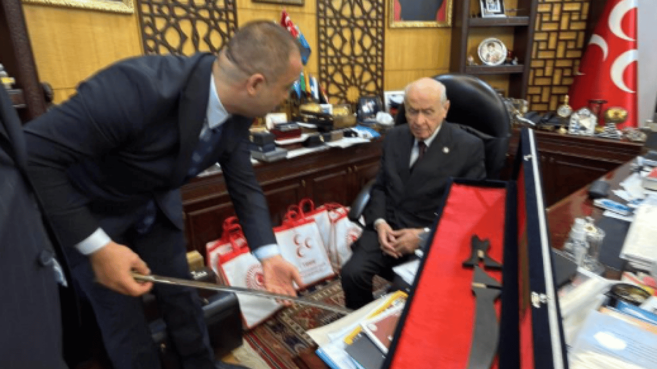 Foto - Lale Devri yadigarı Bahçeli'ye emanet: 300 yıllık kılıçtan dikkat çeken detay