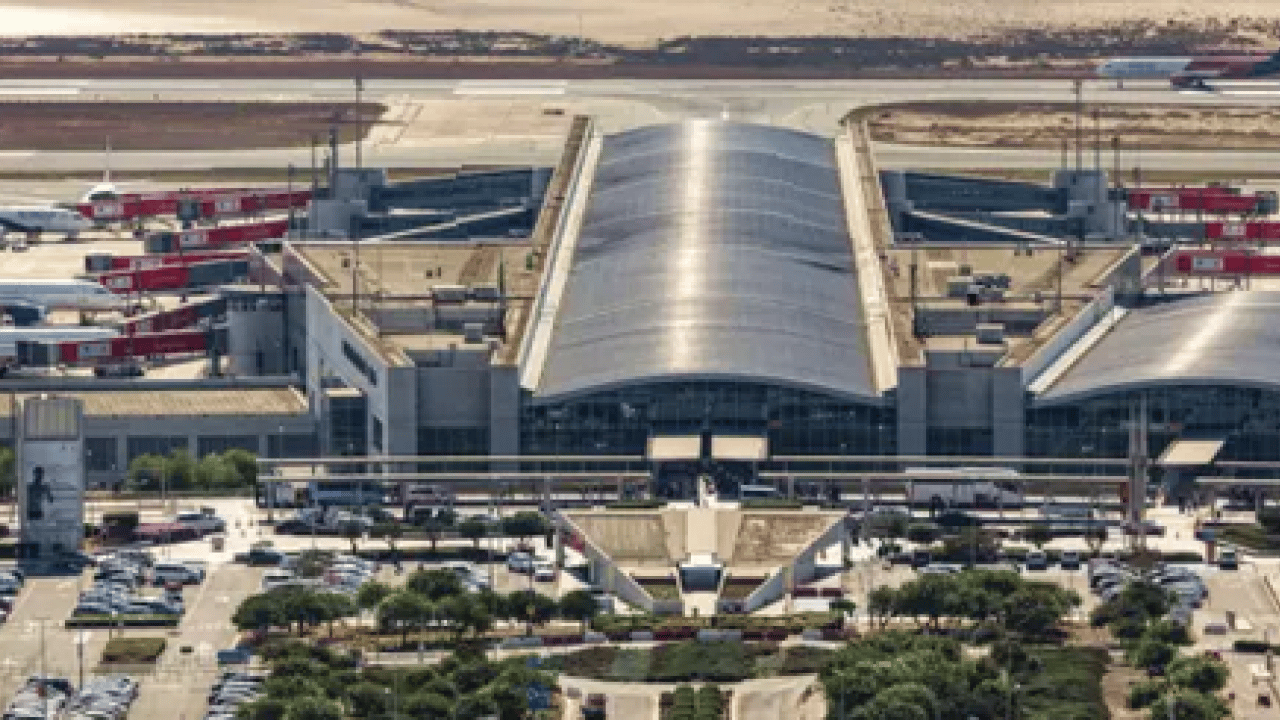 Foto - Larnaka Havalimanı Üzerinden Sert Mesaj: Kaçak Yapılarla Türkiye’ye Meydan Okuyamazsınız!