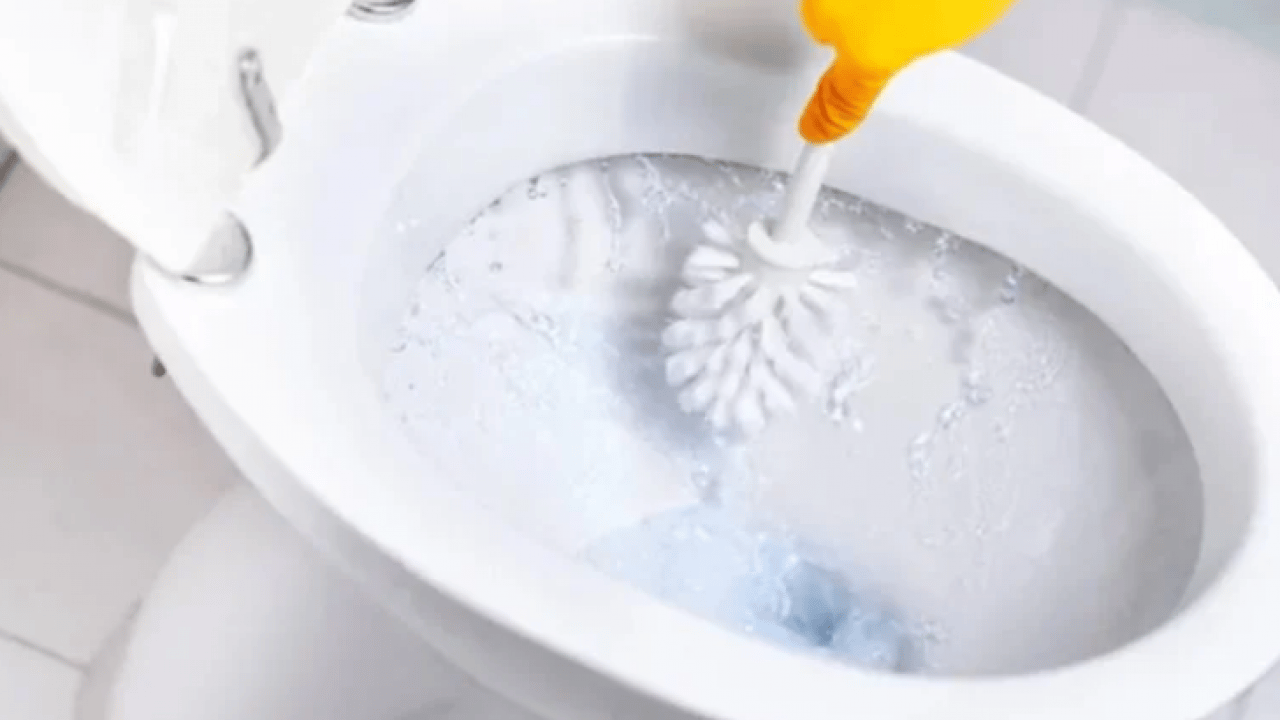 Foto - Lekelerden eser kalmıyor: İşte klozetleri bembeyaz yapmanın basit yolu!