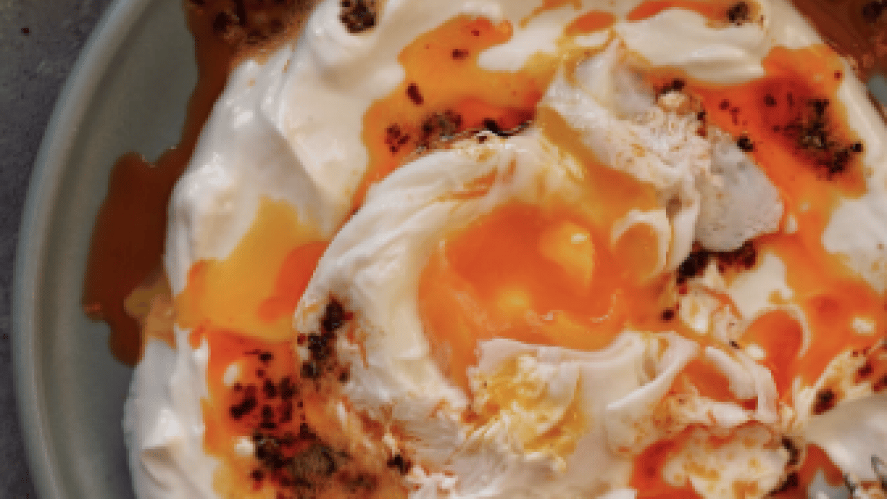 Foto - Lezzetiyle meşhur... Sahurda tok tutan yumurtalı tarif: Çılbır! Şef Hatice Akman'dan sahur menüsü