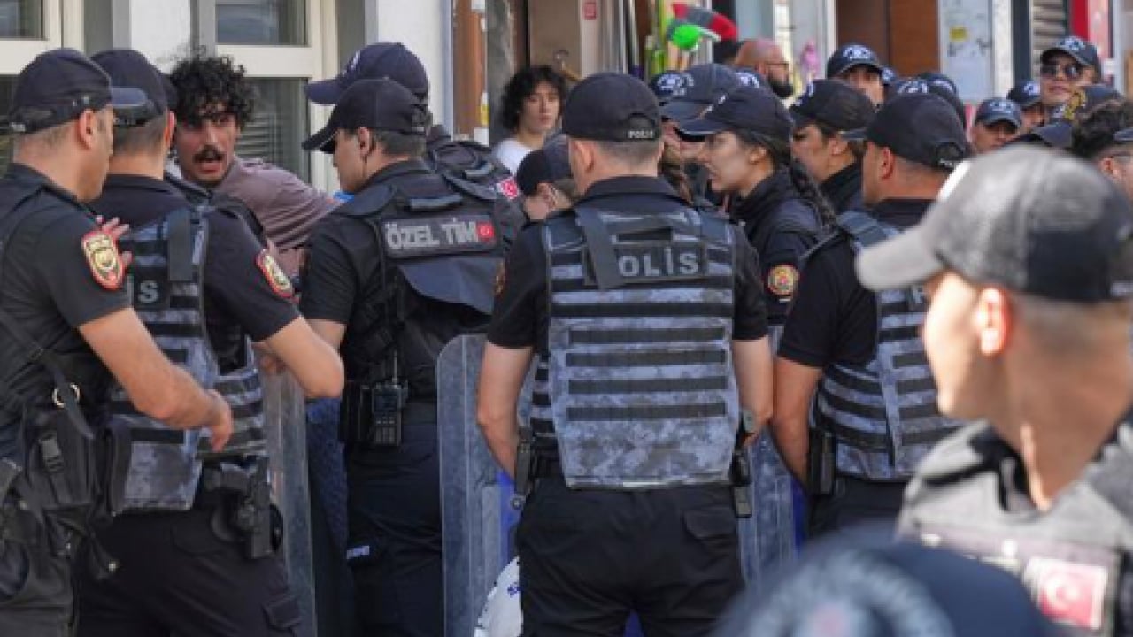Foto - LGBTİ'li sapkınların fonlu provokasyonu ellerinde patladı: Taksim'de ahlaksızlar sürüsüne ağır darbe!