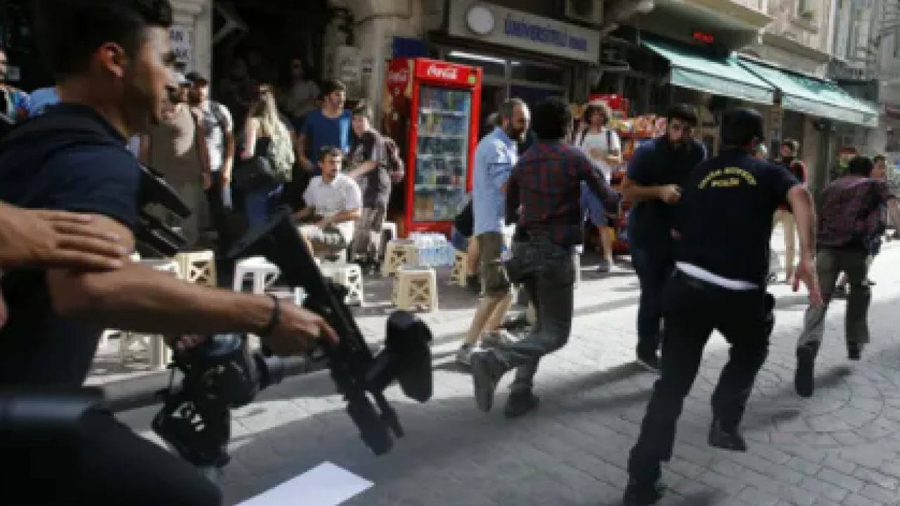 Foto - LGBTİ'li sapkınların fonlu provokasyonu ellerinde patladı: Taksim'de ahlaksızlar sürüsüne ağır darbe!