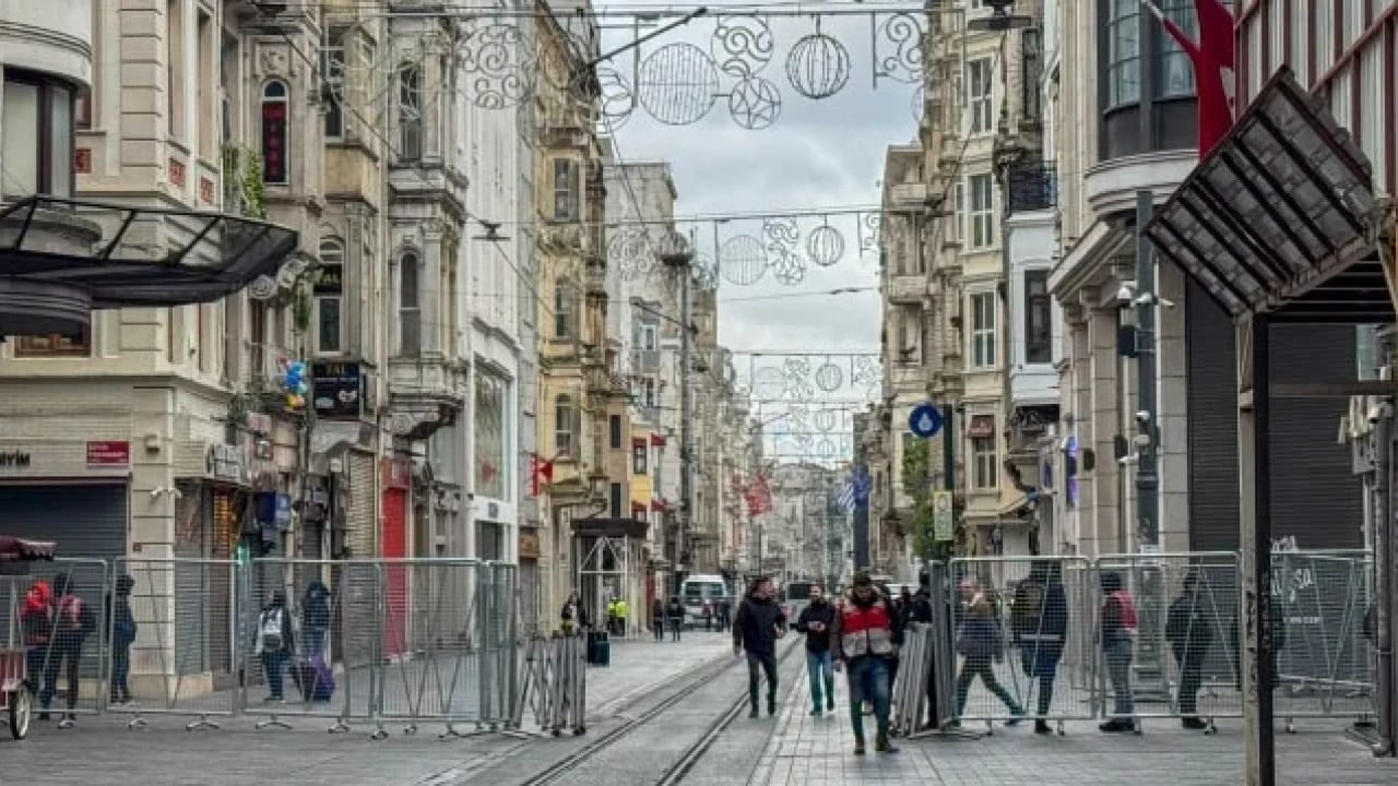Foto - LGBTİ'li sapkınların fonlu provokasyonu ellerinde patladı: Taksim'de ahlaksızlar sürüsüne ağır darbe!