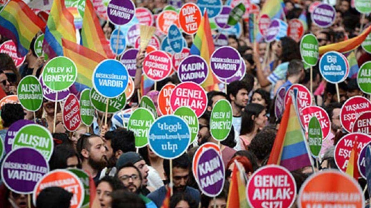 Foto - LGBTİ'li sapkınların fonlu provokasyonu ellerinde patladı: Taksim'de ahlaksızlar sürüsüne ağır darbe!