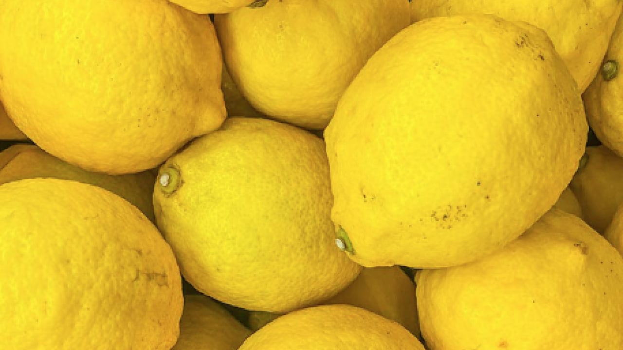 Limon meğer ne kadar faydalıymış! Sararan beyazlara gelen çözüm...