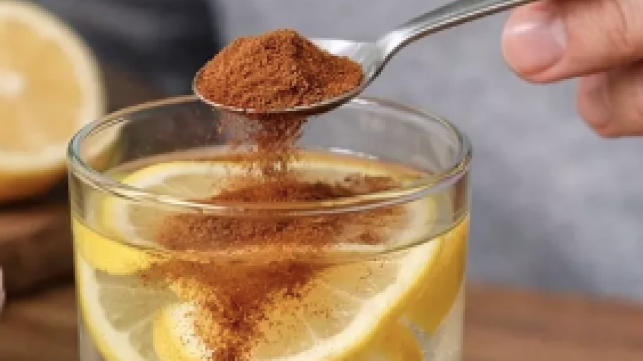 Foto - Limonlu suya 1 çay kaşığı ekleyin: Yağları mıknatıs gibi çekip yok ediyor!