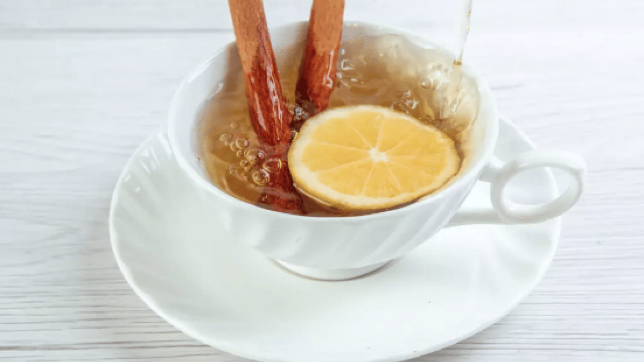 Foto - Limonlu suya 1 çay kaşığı ekleyin: Yağları mıknatıs gibi çekip yok ediyor!