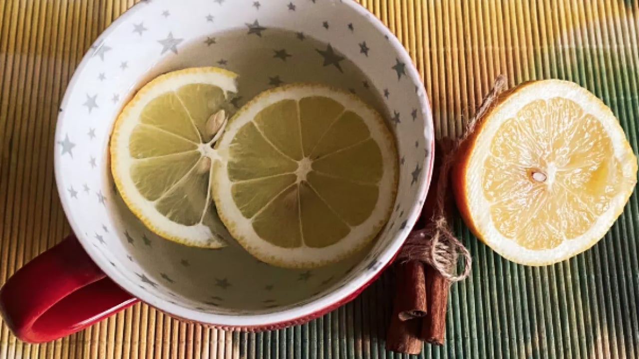 Foto - Limonlu suya 1 çay kaşığı ekleyin: Yağları mıknatıs gibi çekip yok ediyor!