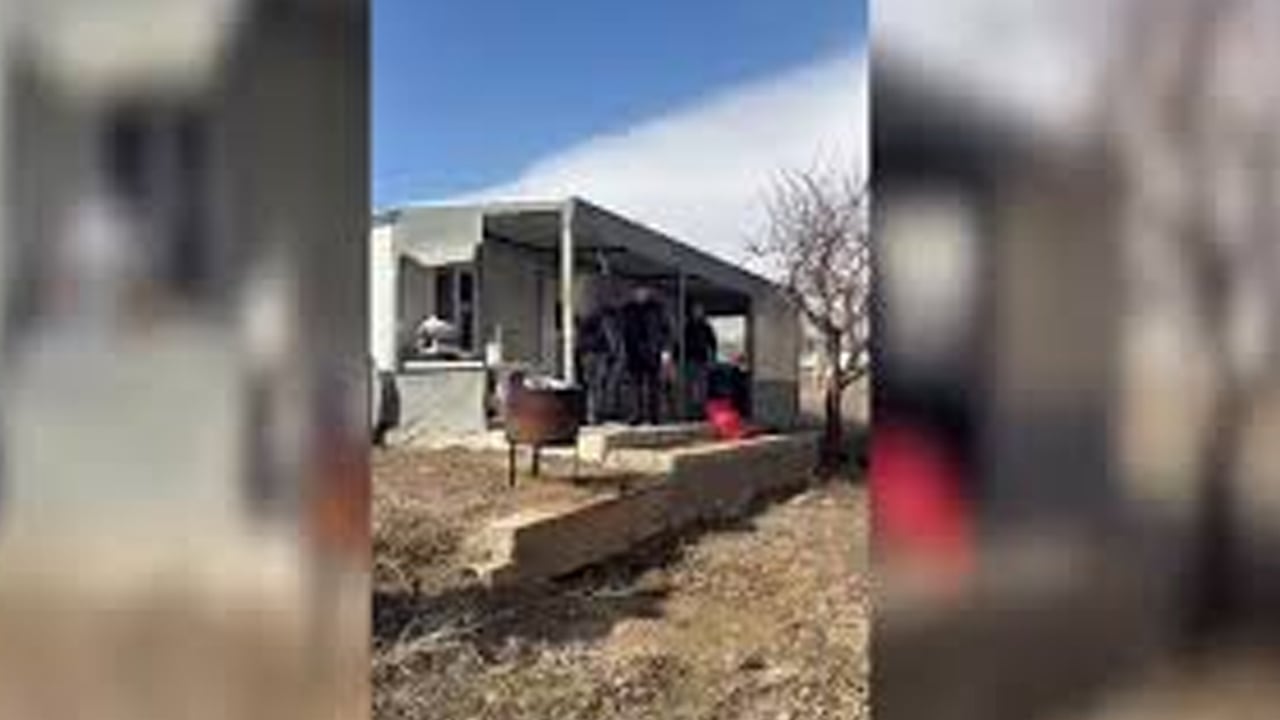 Foto - Linç edilmek istendi: Yarı çıplak babasını öldüresiye dövüp saniye saniye resmen kayda aldı