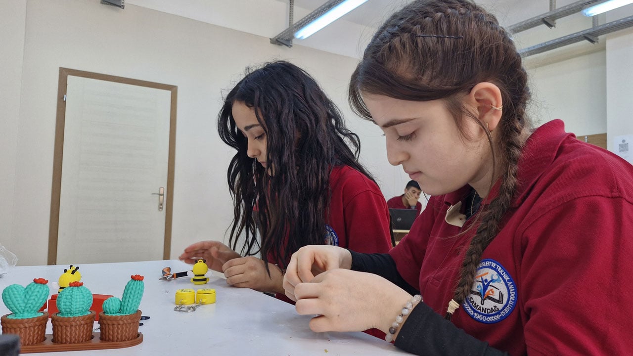 Foto - Lise öğrencilerinden üretim atağı! 3D yazıcıyla para kazanıyorlar