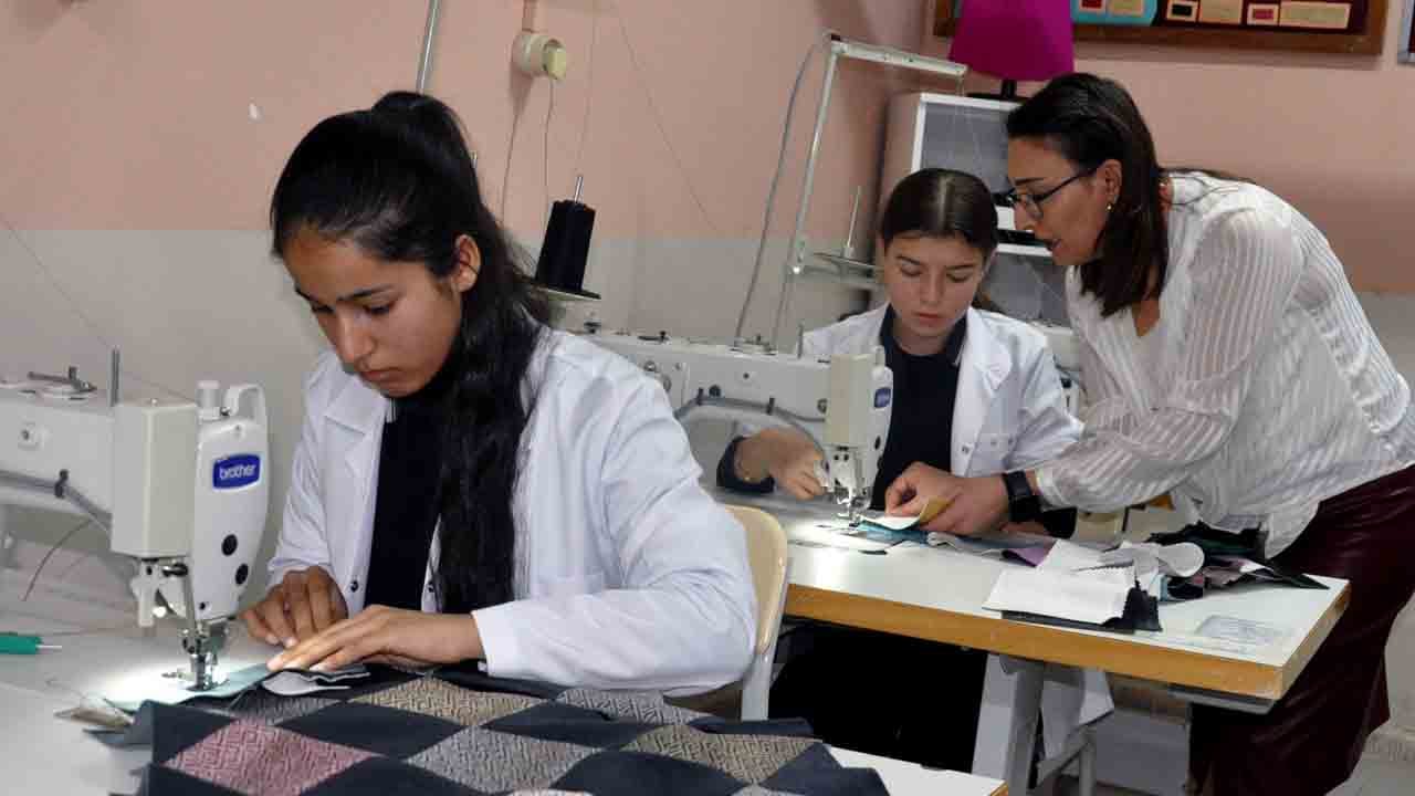 Liseli öğrencilerden örnek davranış: Hem öğreniyorlar hem sevap kazanıyorlar