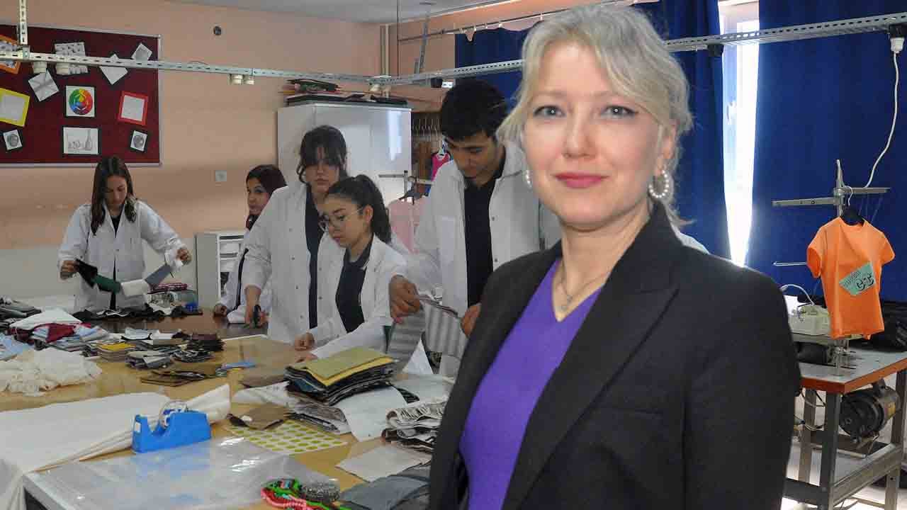 Foto - Liseli öğrencilerden örnek davranış: Hem öğreniyorlar hem sevap kazanıyorlar