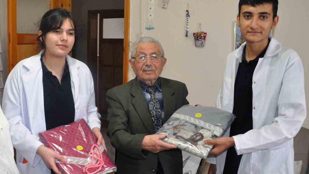 Foto - Liseli öğrencilerden örnek davranış: Hem öğreniyorlar hem sevap kazanıyorlar