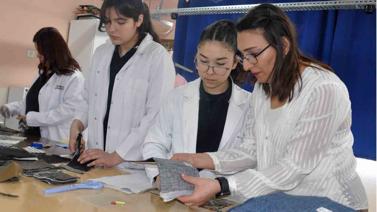 Foto - Liseli öğrencilerden örnek davranış: Hem öğreniyorlar hem sevap kazanıyorlar