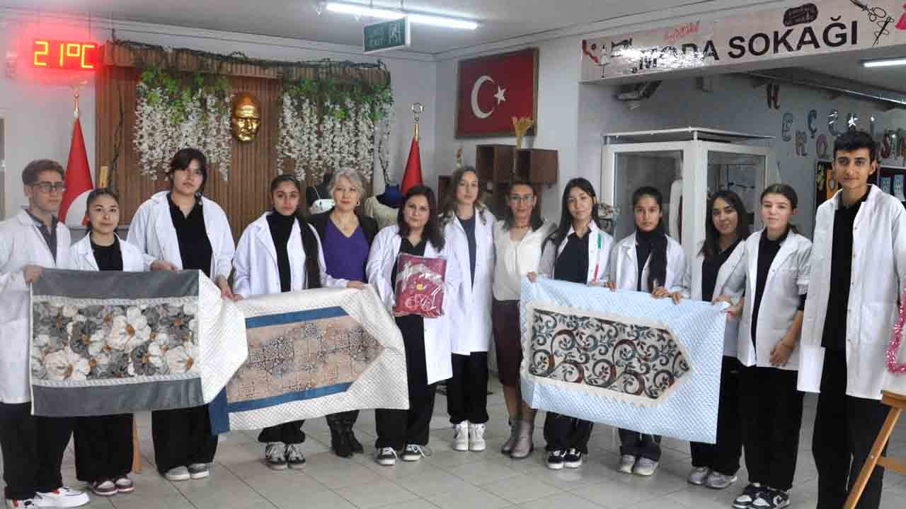 Foto - Liseli öğrencilerden örnek davranış: Hem öğreniyorlar hem sevap kazanıyorlar