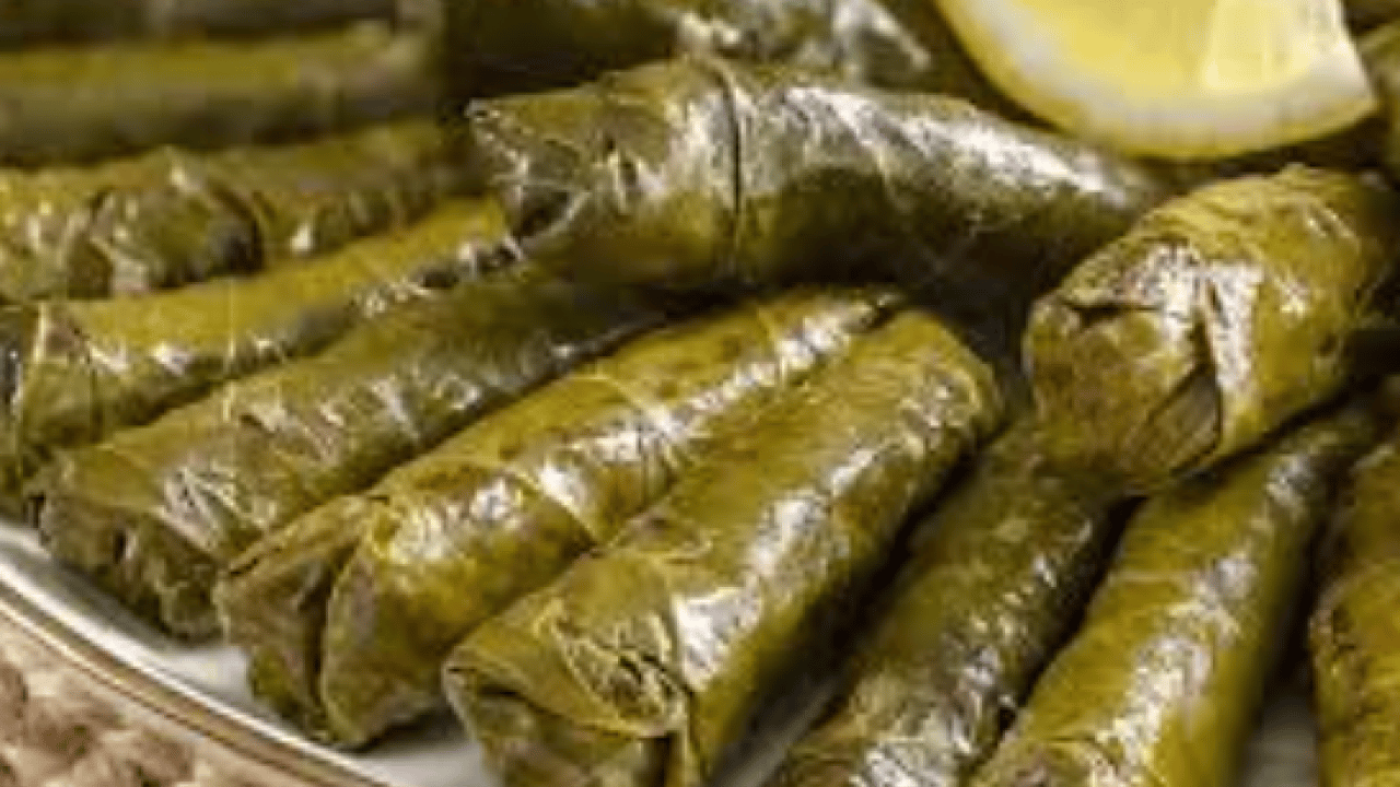 Lokum gibi yumuşacık oluyor! Usta şeflerin yaprak sarma sırrı açıklandı