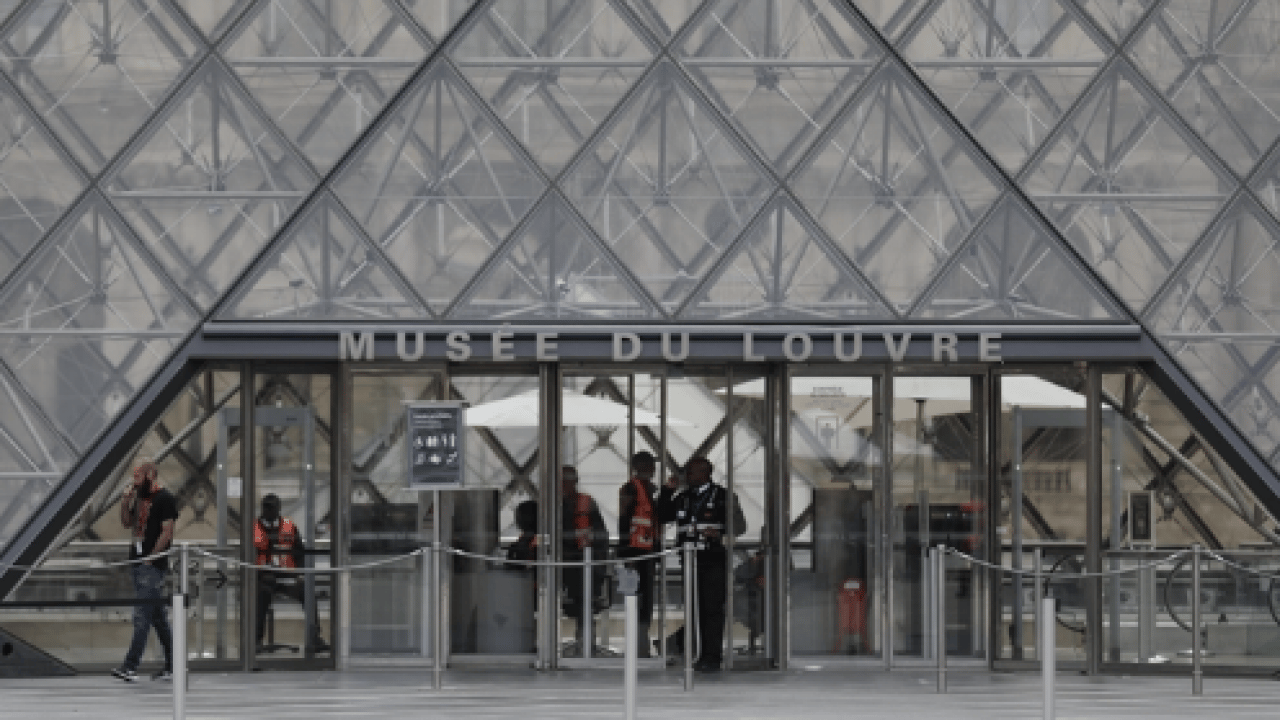 Foto - Louvre Müzesi'nde yeni skandal: Acil durum ilan edildi!