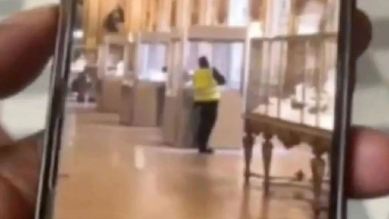 Foto - Louvre Müzesi'nde yeni skandal: Acil durum ilan edildi!