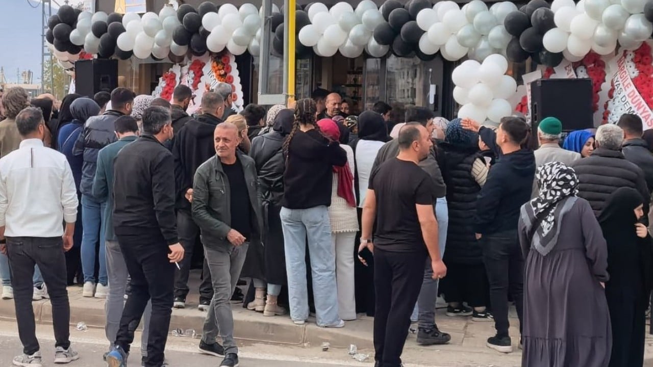 Foto - Mağazadaki fiyatları duyunca birbirlerini ezdiler