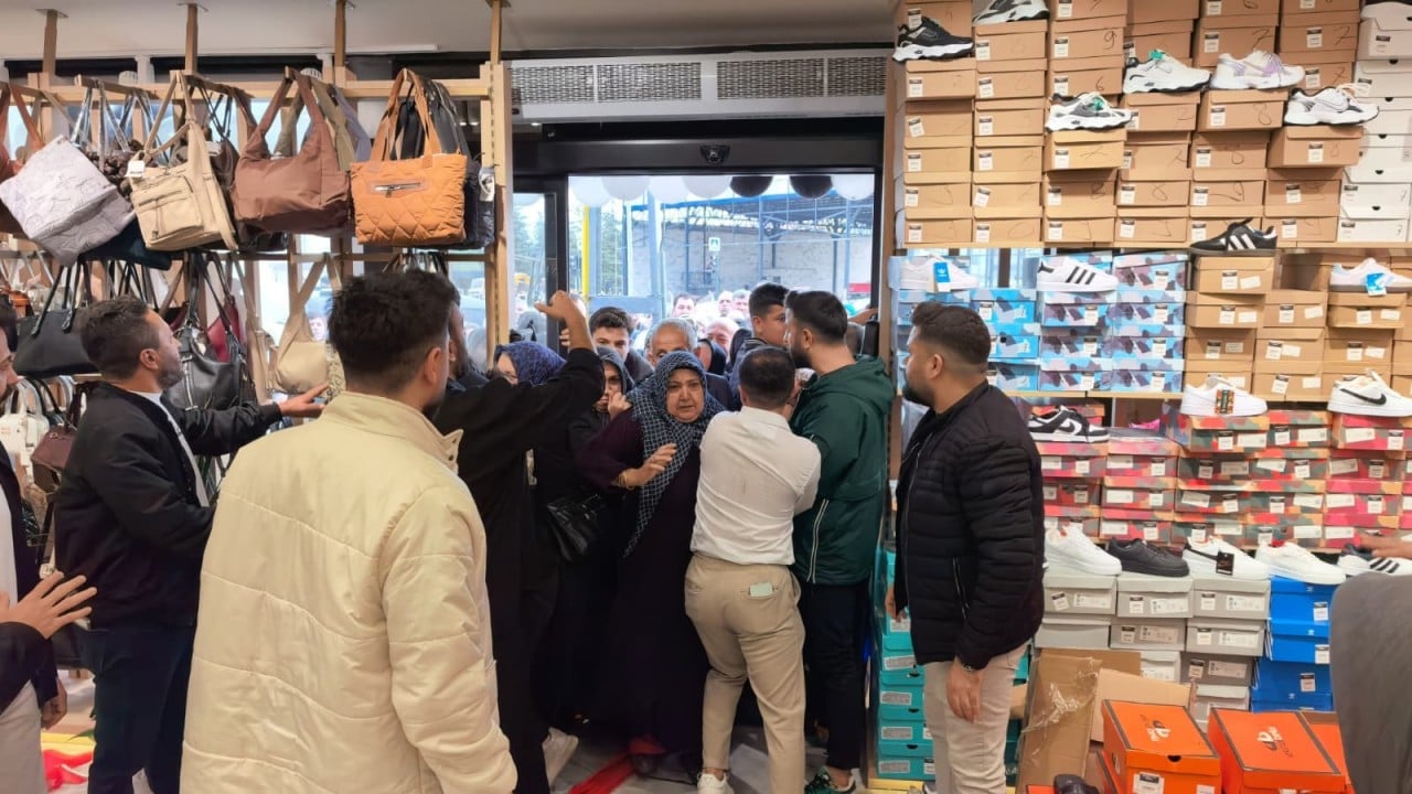 Foto - Mağazadaki fiyatları duyunca birbirlerini ezdiler