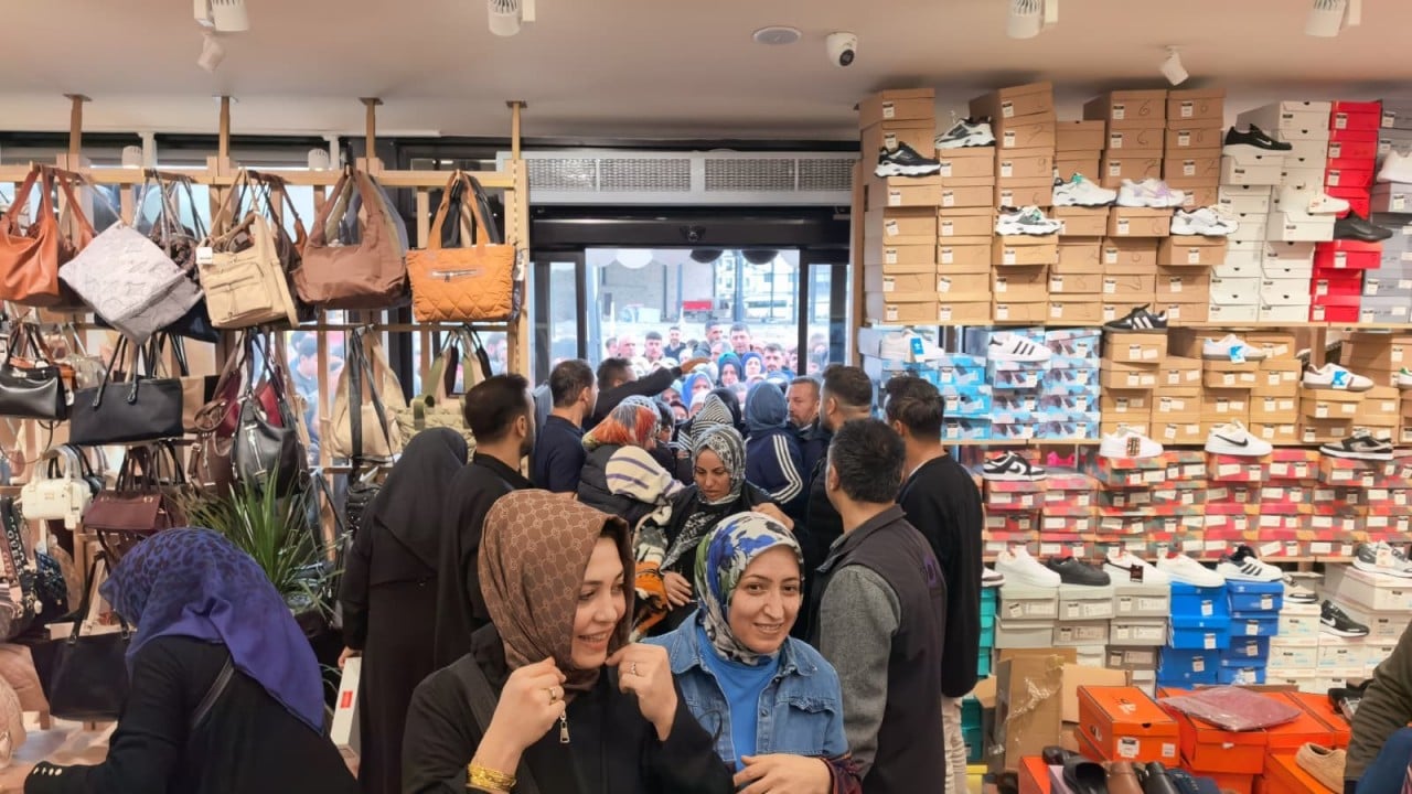Foto - Mağazadaki fiyatları duyunca birbirlerini ezdiler