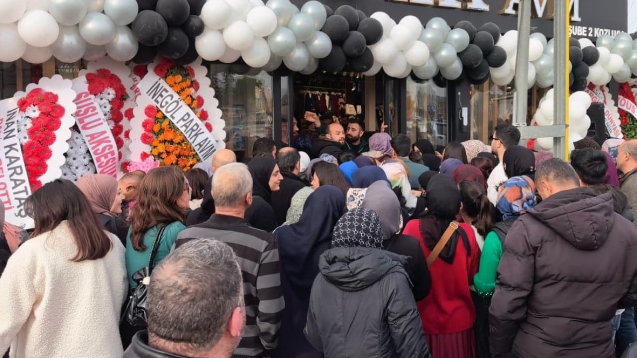 Foto - Mağazadaki fiyatları duyunca birbirlerini ezdiler