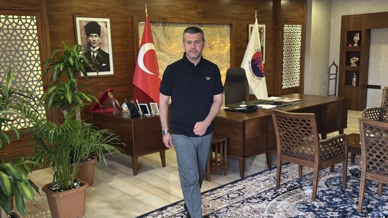 Makam odasının balkonuna yerleştiler! Güvercin ailesine Başkan sahip çıktı