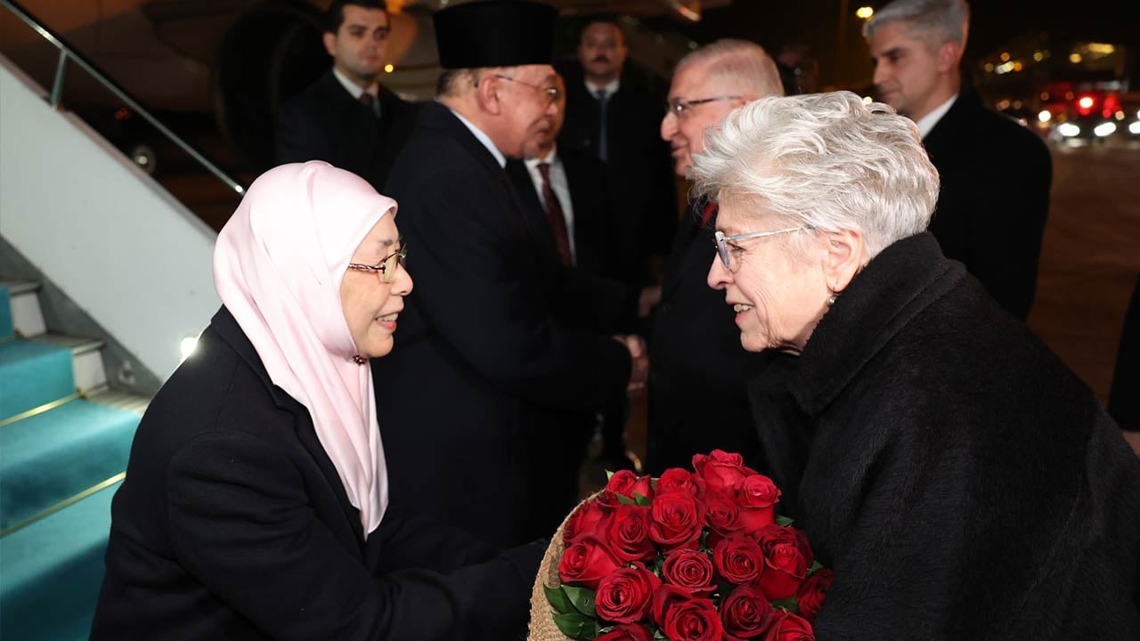 Foto - Malezya Başbakanı Enver İbrahim Türkiye'de: Bakan Güler karşıladı