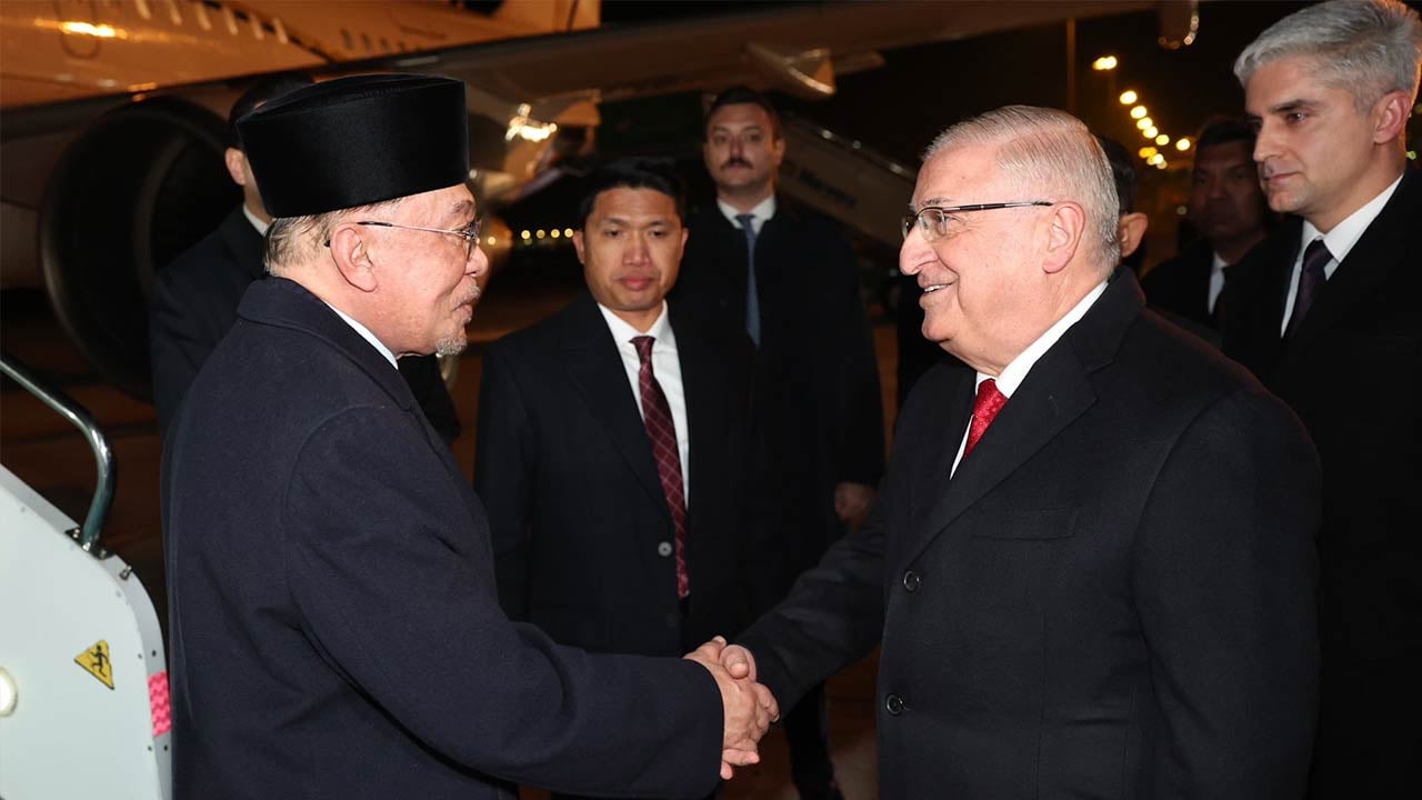 Foto - Malezya Başbakanı Enver İbrahim Türkiye'de: Bakan Güler karşıladı
