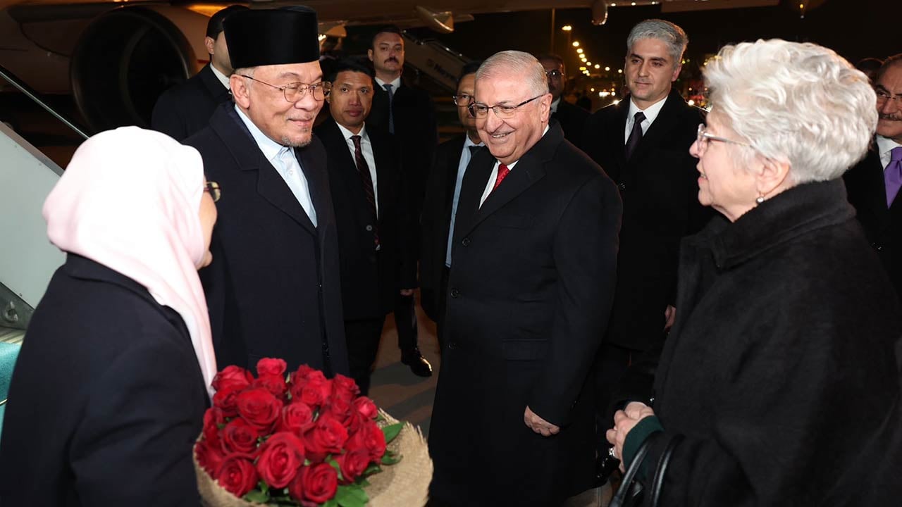 Foto - Malezya Başbakanı Enver İbrahim Türkiye'de: Bakan Güler karşıladı