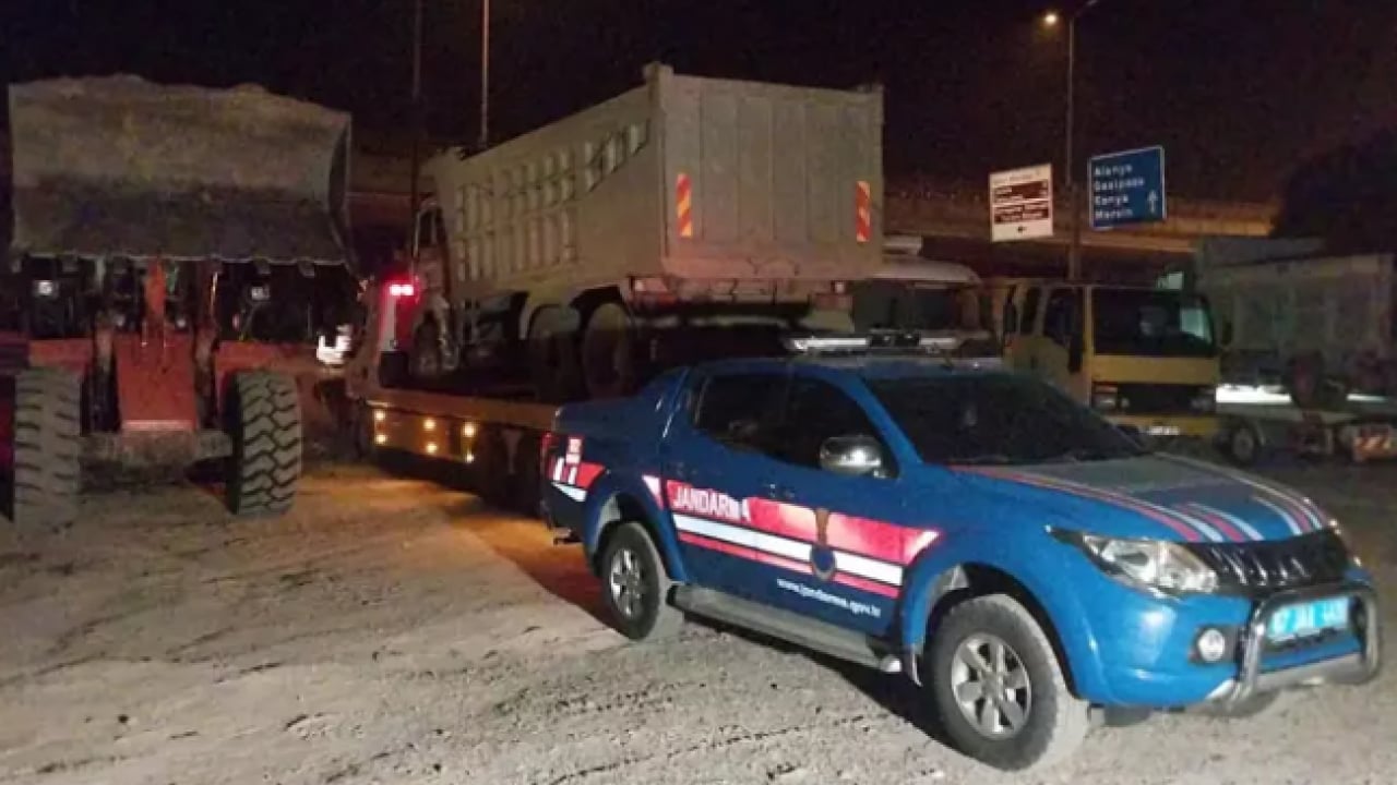 Foto - Manavgat’ta skandal hırsızlık: Plajdan kepçeyle kum çalan şüpheliler yakalandı, araçlara el konuldu