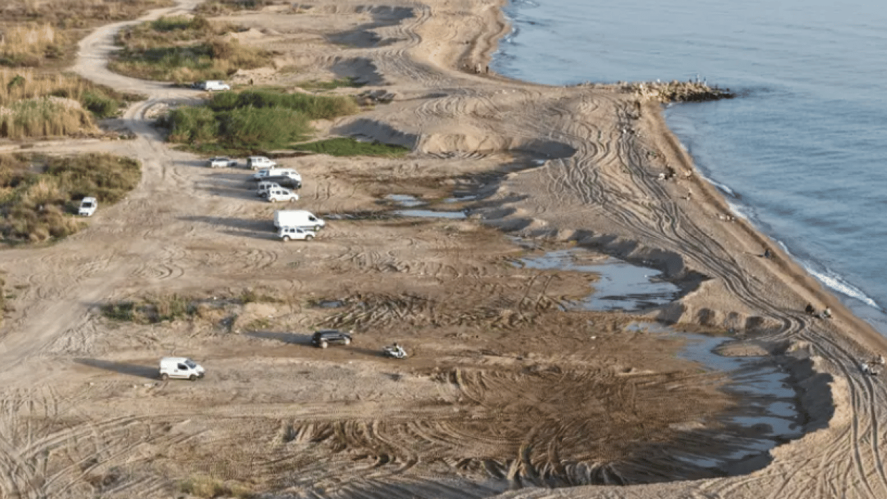Manavgat’ta skandal hırsızlık: Plajdan kepçeyle kum çalan şüpheliler yakalandı, araçlara el konuldu