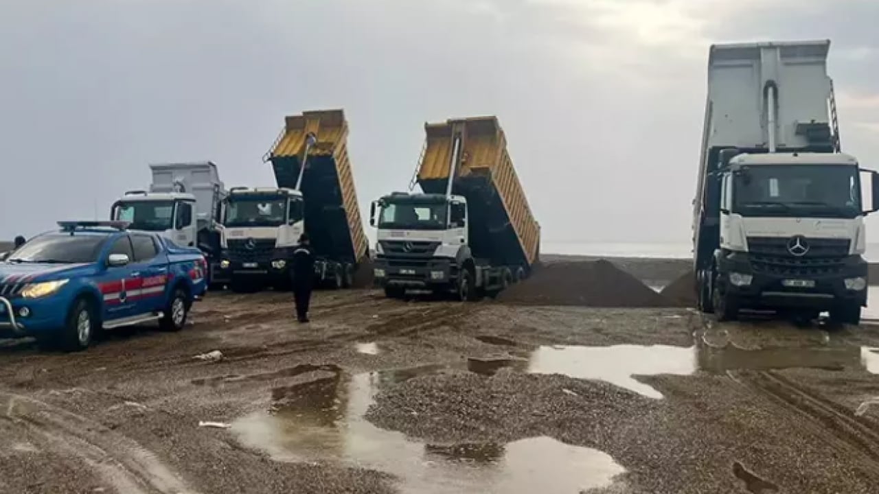 Foto - Manavgat’ta skandal hırsızlık: Plajdan kepçeyle kum çalan şüpheliler yakalandı, araçlara el konuldu