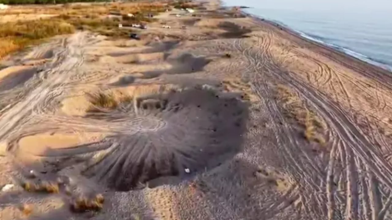 Foto - Manavgat’ta skandal hırsızlık: Plajdan kepçeyle kum çalan şüpheliler yakalandı, araçlara el konuldu