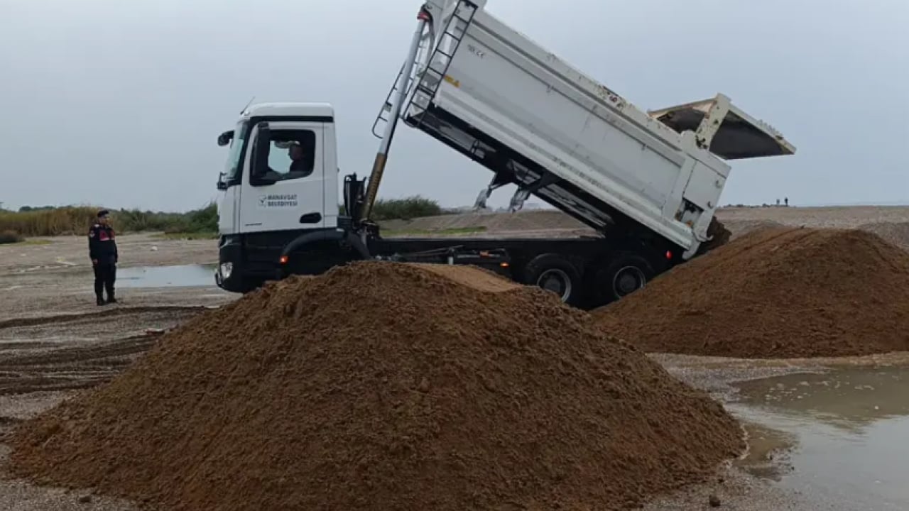 Foto - Manavgat’ta skandal hırsızlık: Plajdan kepçeyle kum çalan şüpheliler yakalandı, araçlara el konuldu