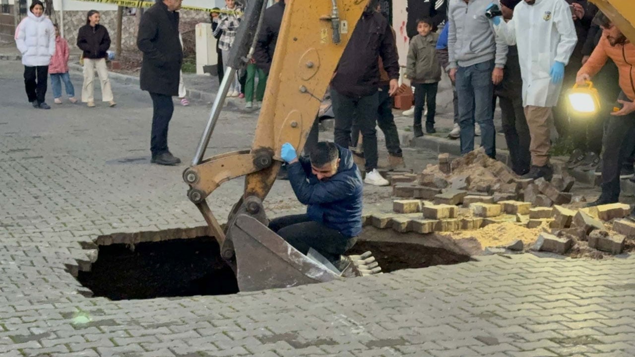 Manisa'da yürekler ağızlara geldi! Yol çöktü ortaya kafatası çıktı