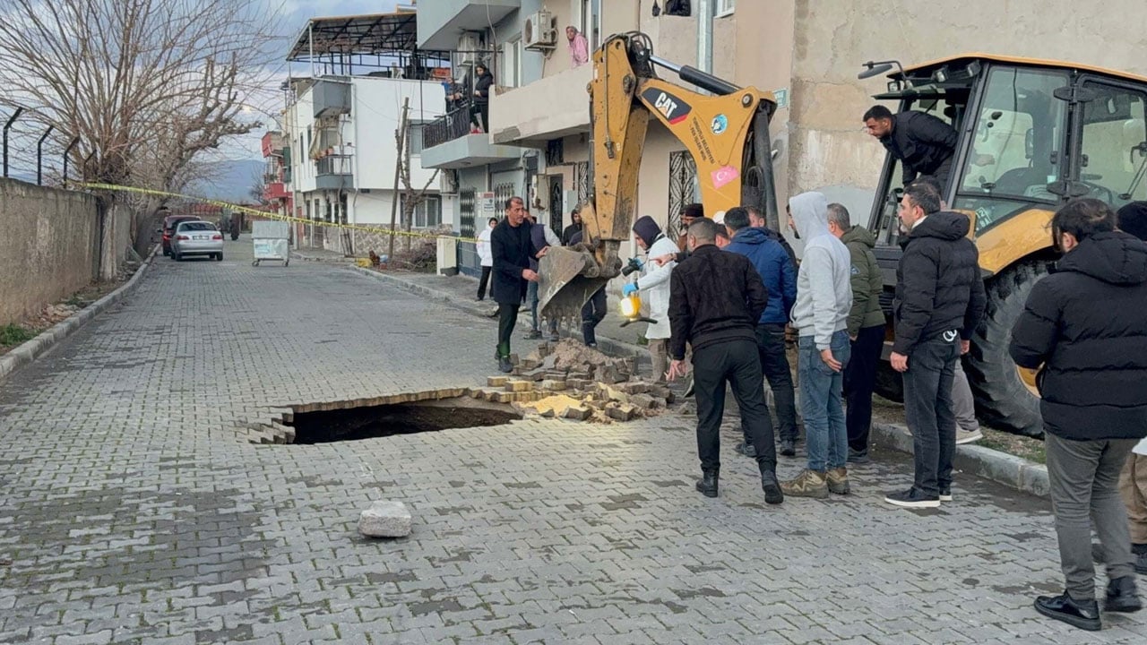 Foto - Manisa'da yürekler ağızlara geldi! Yol çöktü ortaya kafatası çıktı
