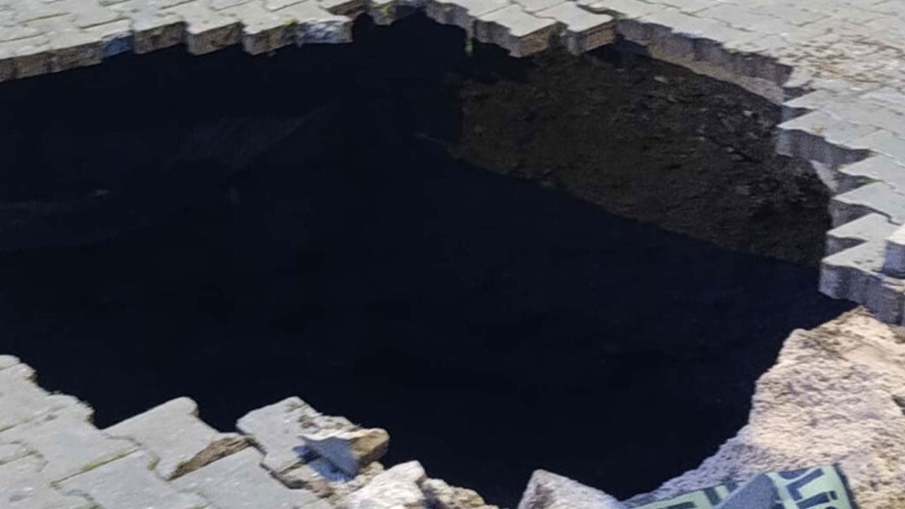 Foto - Manisa'da yürekler ağızlara geldi! Yol çöktü ortaya kafatası çıktı