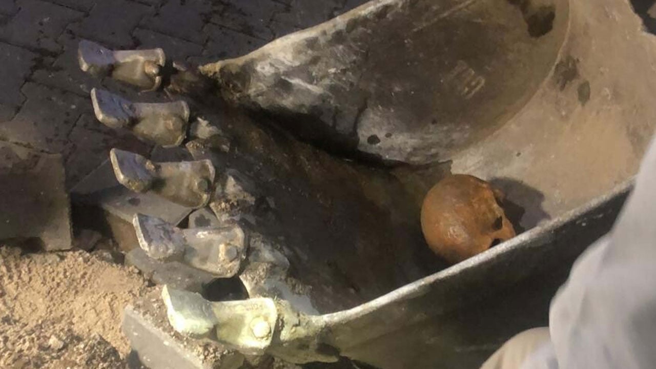 Foto - Manisa'da yürekler ağızlara geldi! Yol çöktü ortaya kafatası çıktı