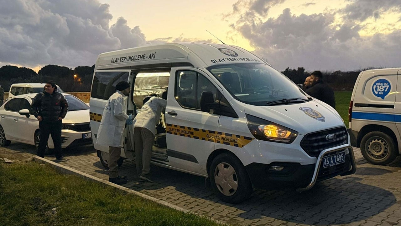 Foto - Manisa'da yürekler ağızlara geldi! Yol çöktü ortaya kafatası çıktı