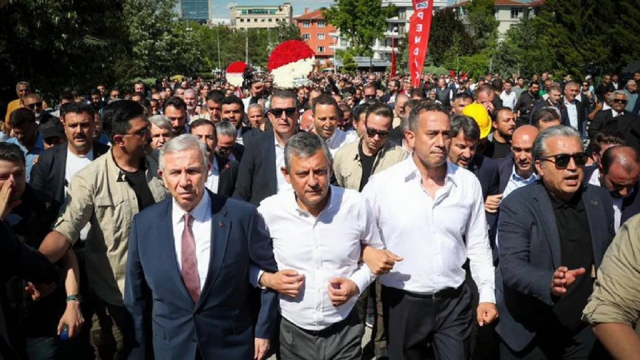 Mansur Yavaş, neden Özgür Özel’in yanında saf tuttu? Sebebi bambaşka çıktı, herkes ters köşe oldu