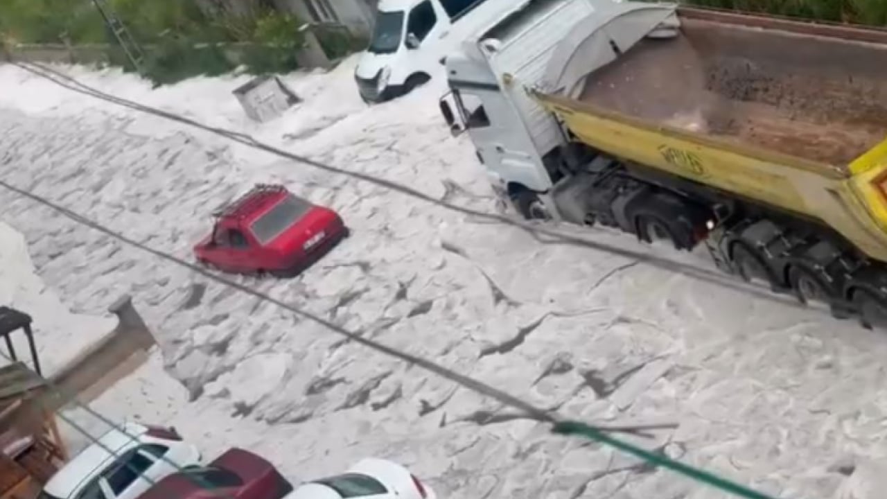 Foto - Mansur’un Ankara’sı mahsur kaldı! Başkent'te yollar göle döndü, otomobiller yüzüyor