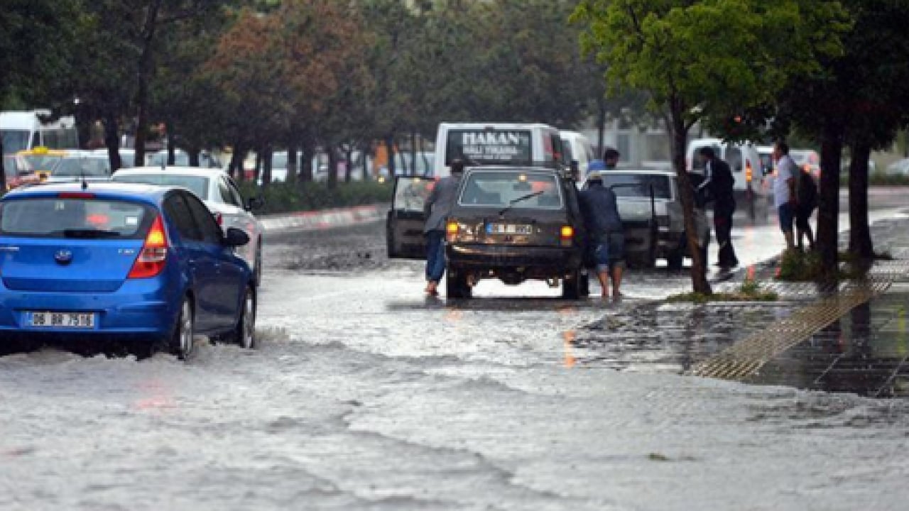 Foto - Mansur’un Ankara’sı mahsur kaldı! Başkent'te yollar göle döndü, otomobiller yüzüyor