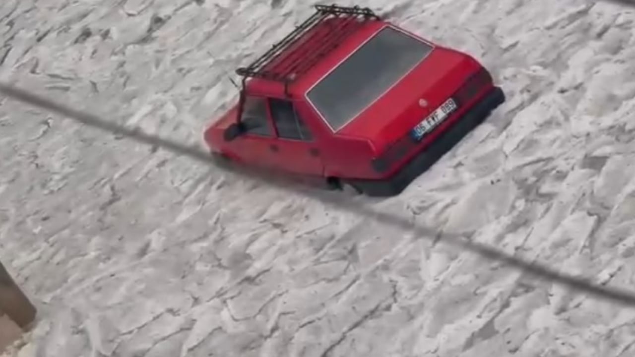 Foto - Mansur’un Ankara’sı mahsur kaldı! Başkent'te yollar göle döndü, otomobiller yüzüyor