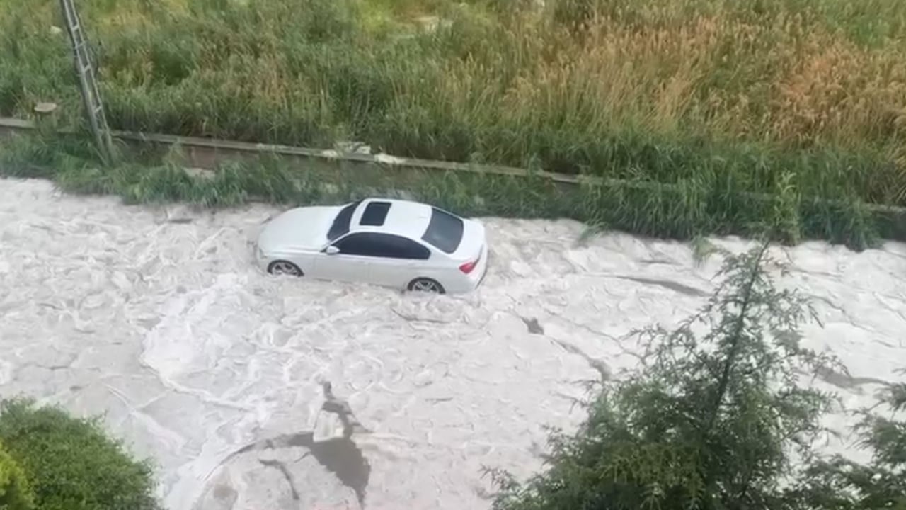 Foto - Mansur’un Ankara’sı mahsur kaldı! Başkent'te yollar göle döndü, otomobiller yüzüyor