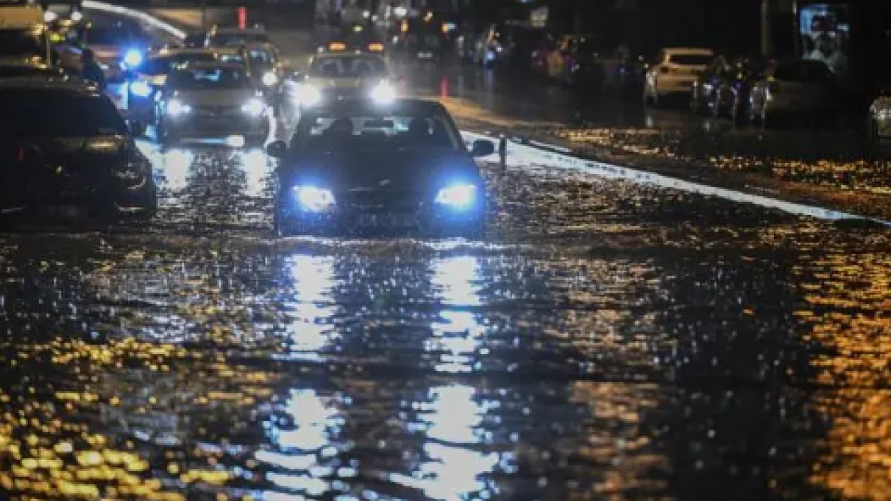 Foto - Mansur’un Ankara’sı mahsur kaldı! Başkent'te yollar göle döndü, otomobiller yüzüyor
