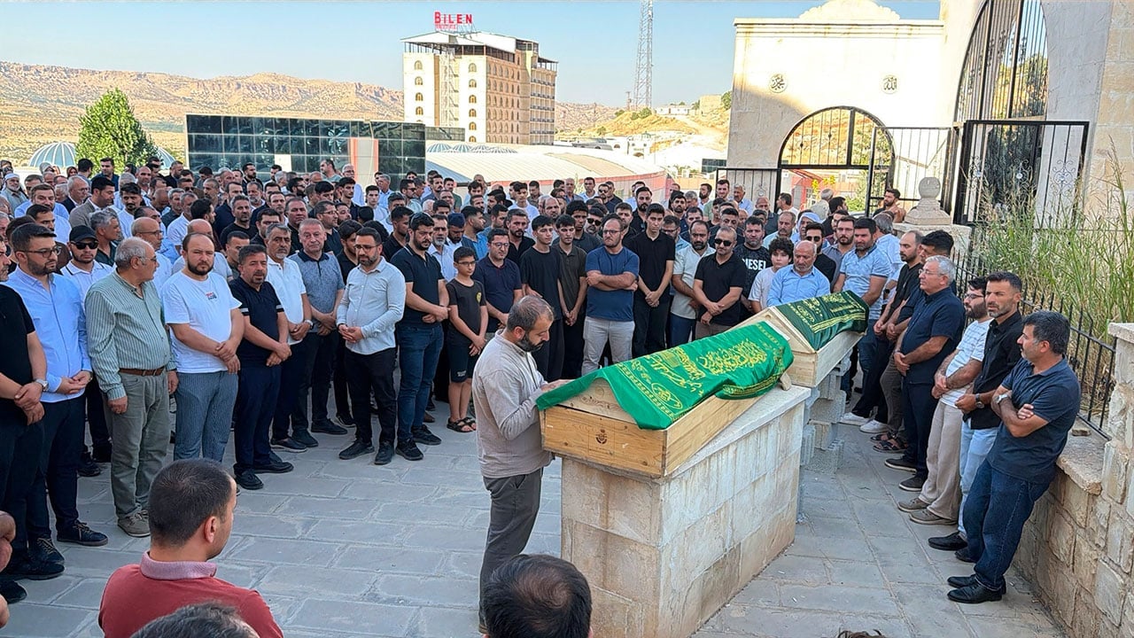 Foto - Mardin'de 3 kişiye mezar olan feci kazanın dehşet anları ortaya çıktı! Cenazeler gözyaşlarıyla uğurlandı!