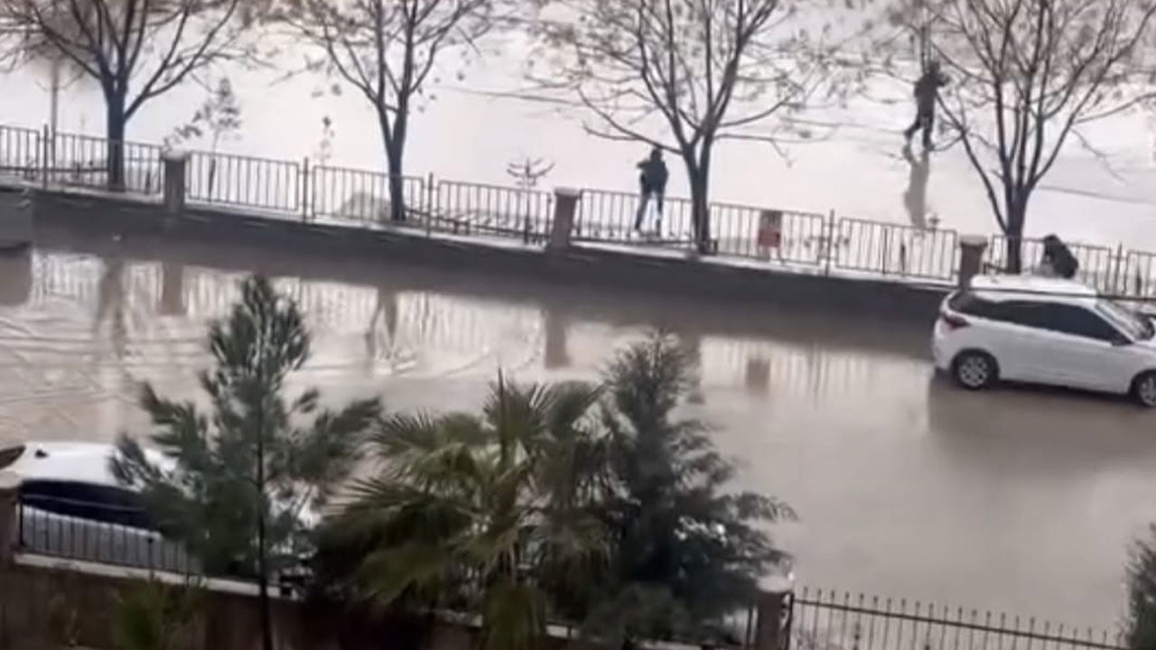 Foto - Mardin’de sağanak hayatı felç etti! Mahsur kalan öğrenciler kepçeyle kurtarıldı