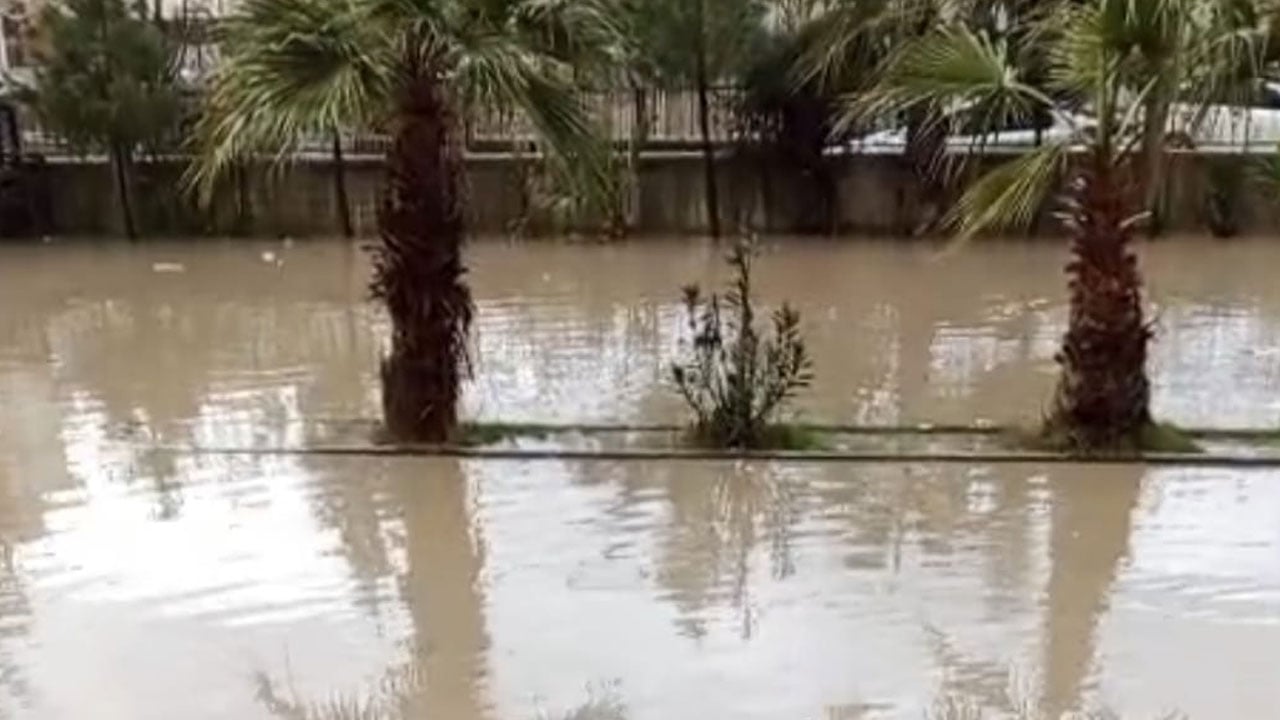 Foto - Mardin’de sağanak hayatı felç etti! Mahsur kalan öğrenciler kepçeyle kurtarıldı